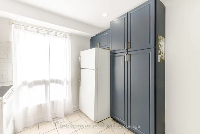 Additional image 10 of 7560 Goreway Dr Unit 18