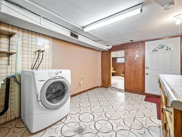 Additional image 22 of 696 Crawford St