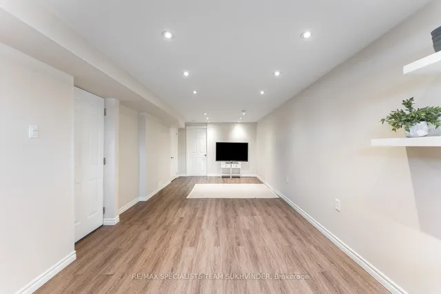 Additional image 33 of 21 White Abbey Park