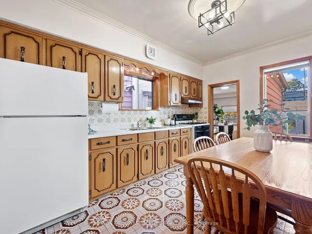 Additional image 10 of 696 Crawford St