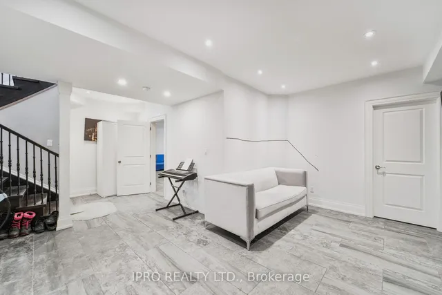 Additional image 42 of 55 Yorkdale Cres