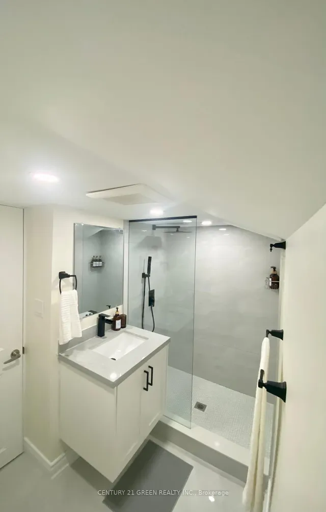 Additional image 37 of 39 Action Dr