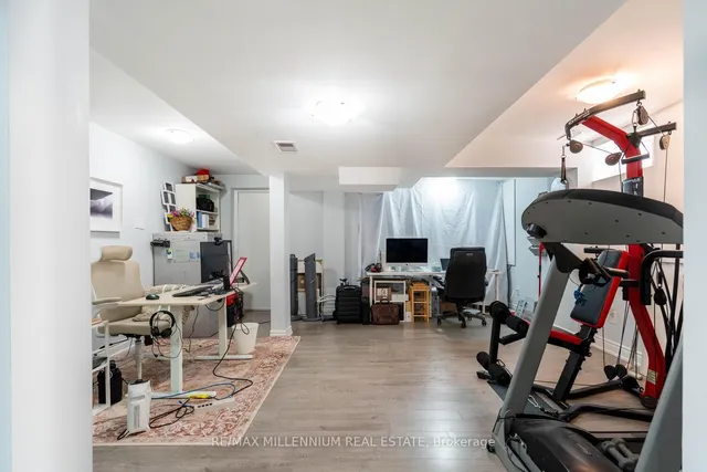 Additional image 41 of 62 Dunvegan Cres