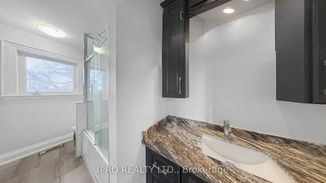 Additional image 44 of 55 Yorkdale Cres