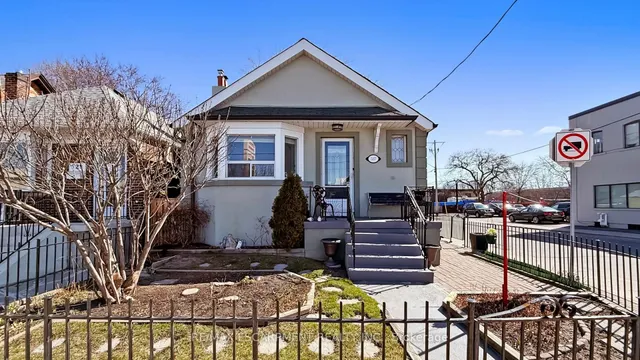 527 Victoria Park Ave