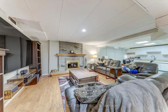 Additional image 32 of 17 Plumrose Blvd