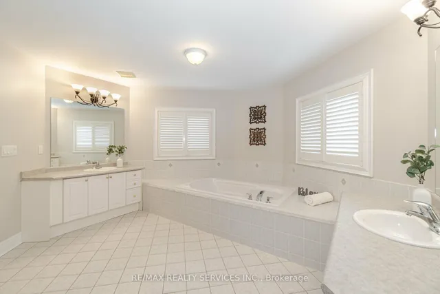 Additional image 28 of 32 Radial St