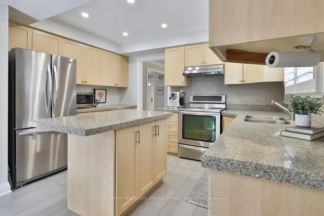 Additional image 9 of 402 Barclay Cres