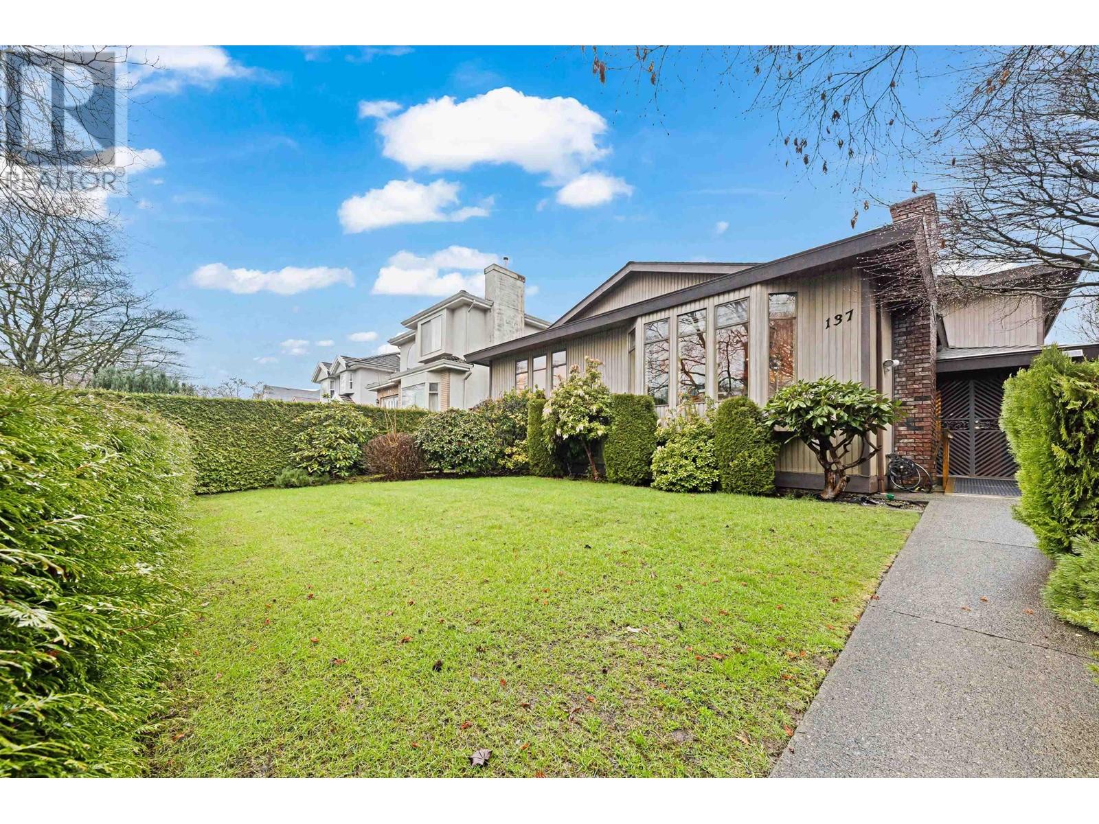 137 W WOODSTOCK AVENUE|Vancouver, British Columbia V5Y2R7