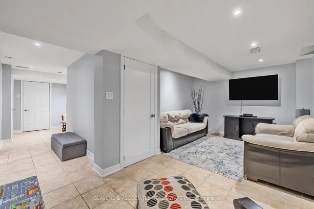 Additional image 29 of 30 Charleswood Circ