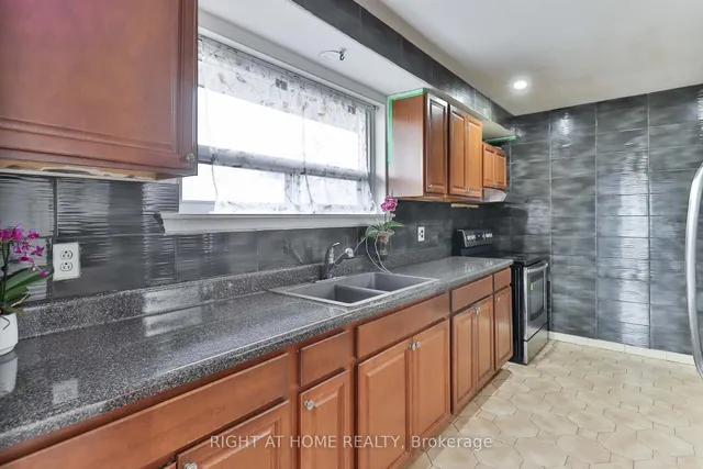 Additional image 12 of 14 Midden Cres