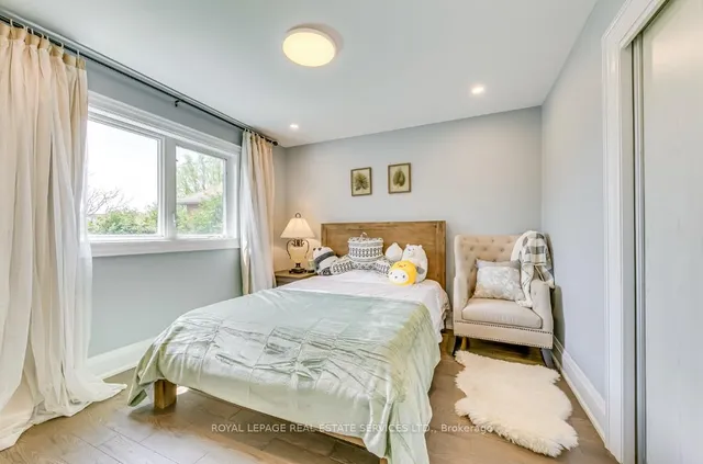 Additional image 28 of 1097 Grandeur Cres