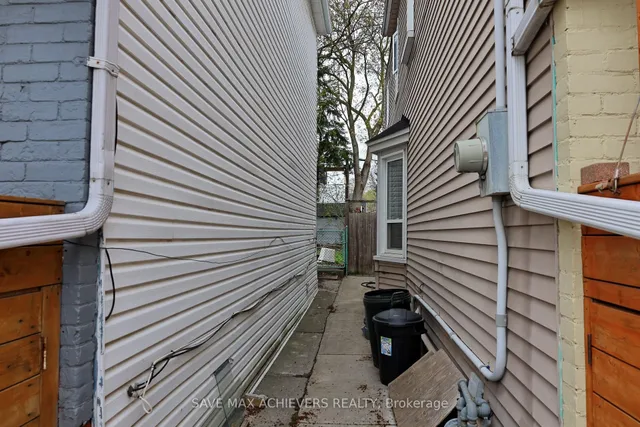 Additional image 45 of 1820 Dundas St
