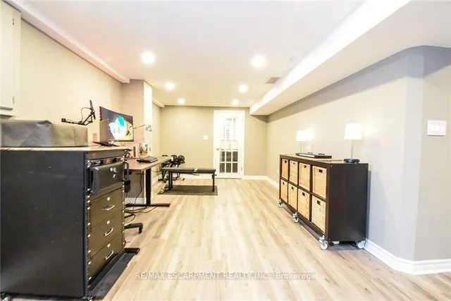 Additional image 34 of 104 Tragina Ave