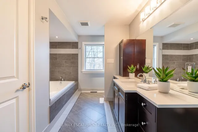 Additional image 46 of 5433 Sixth Line