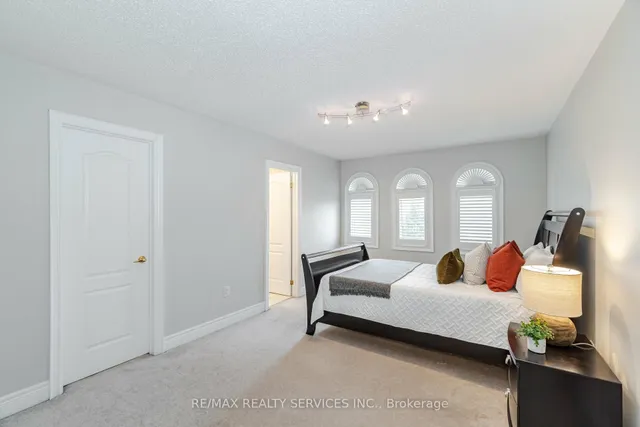 Additional image 30 of 32 Radial St