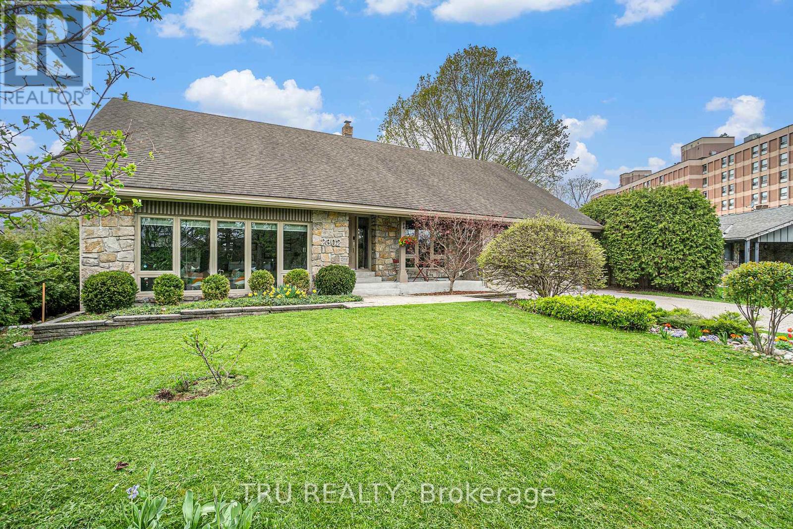 2302 FOX CRESCENT|Ottawa, Ontario K2B7K6