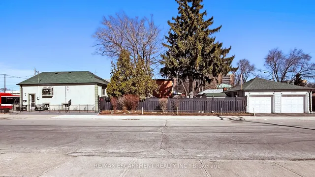 Additional image 43 of 527 Victoria Park Ave