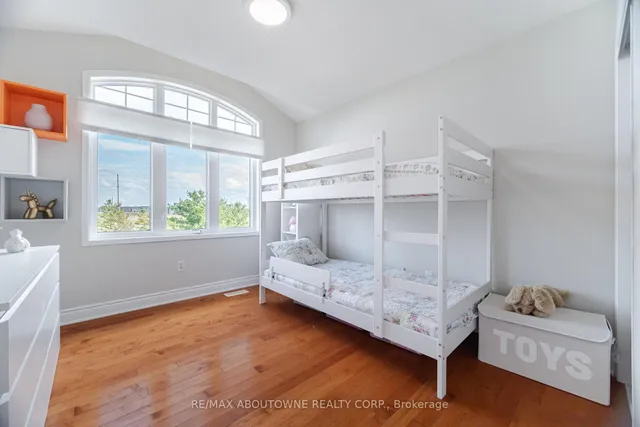 Additional image 34 of 1046 Holdsworth Cres