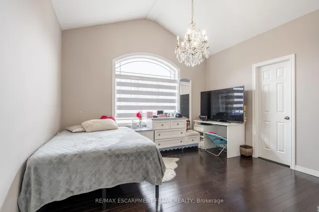 Additional image 18 of 36 Showcase Dr