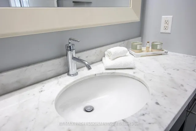 Additional image 16 of 88 Park Lawn Rd Unit 911