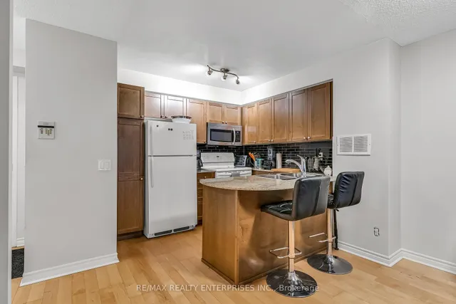 Additional image 6 of 763 Bay St Unit 404