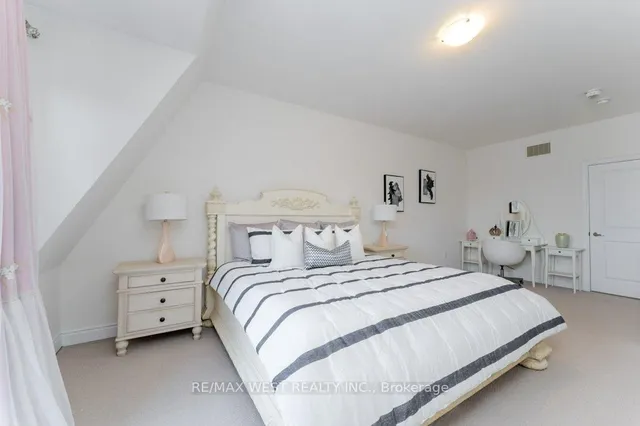 Additional image 28 of 2172 Trafalgar Rd Unit 19