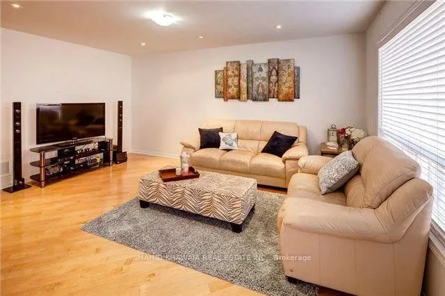 Additional image 9 of 841 Gifford Cres