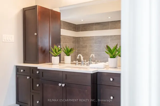 Additional image 47 of 5433 Sixth Line