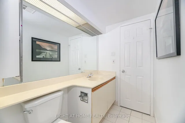 Additional image 20 of 77 Harbour Sq Unit 1812