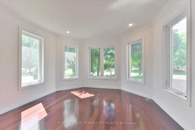 Additional image 6 of 2216 Dunvegan Ave