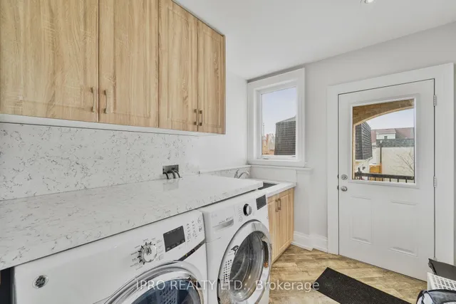 Additional image 32 of 55 Yorkdale Cres