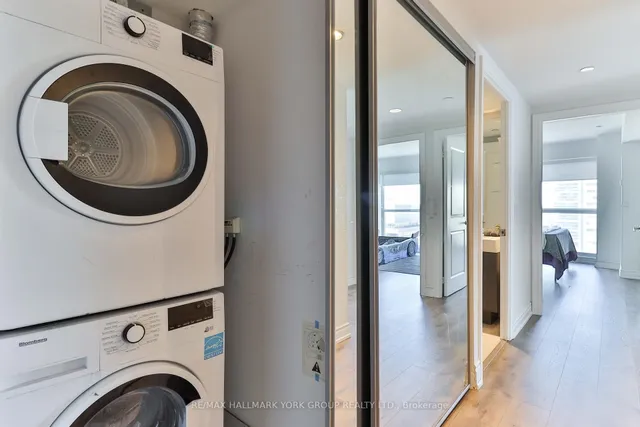Additional image 19 of 386 Yonge St Unit 1607