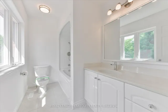 Additional image 27 of 2216 Dunvegan Ave