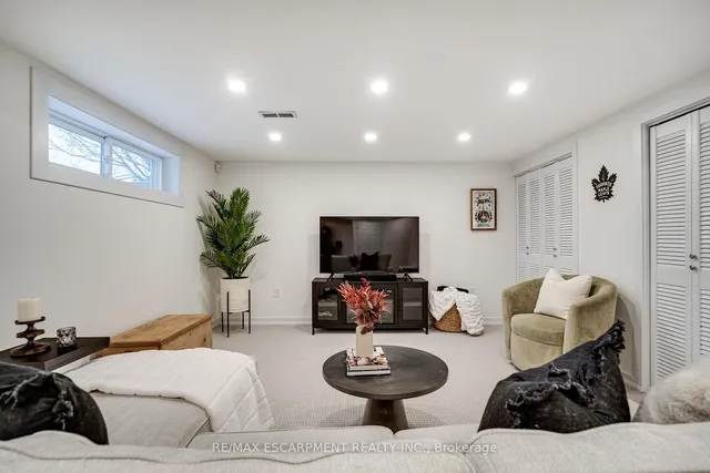 Additional image 37 of 157 LAURIER Ave