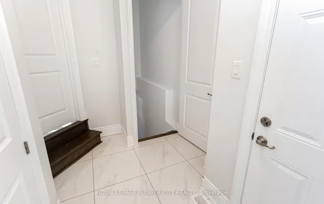 Additional image 23 of 25 Icon St