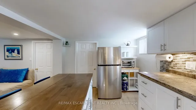 Additional image 26 of 527 Victoria Park Ave