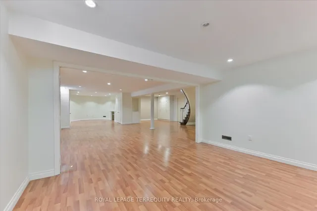 Additional image 34 of 2216 Dunvegan Ave