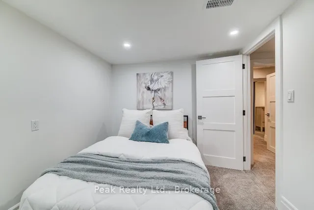 Additional image 30 of 76 Underhill Cres