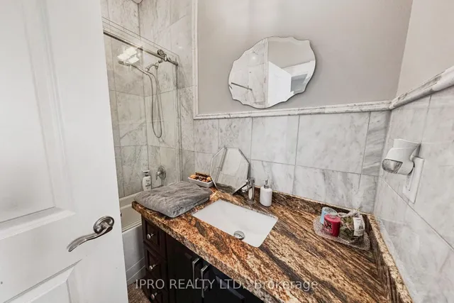 Additional image 38 of 55 Yorkdale Cres