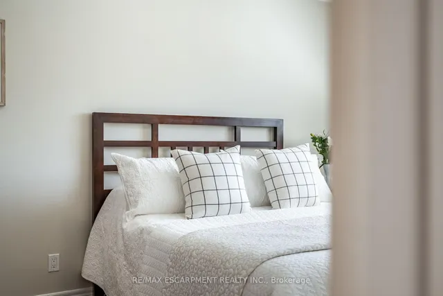 Additional image 26 of 648 THORNWOOD Ave