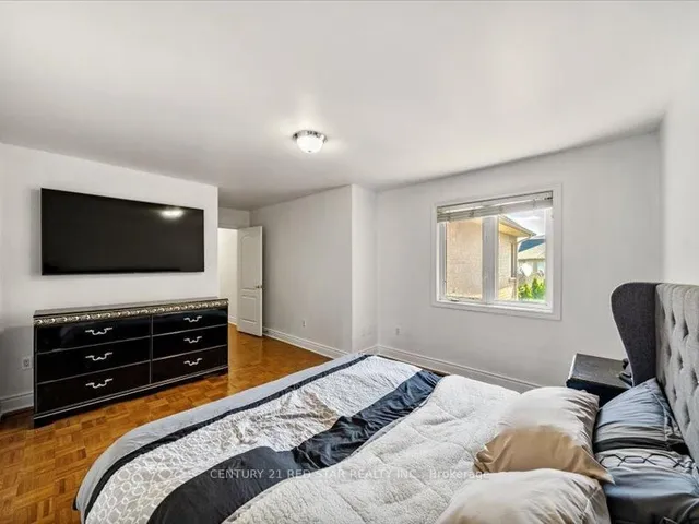 Additional image 38 of 31 Eiffel Blvd