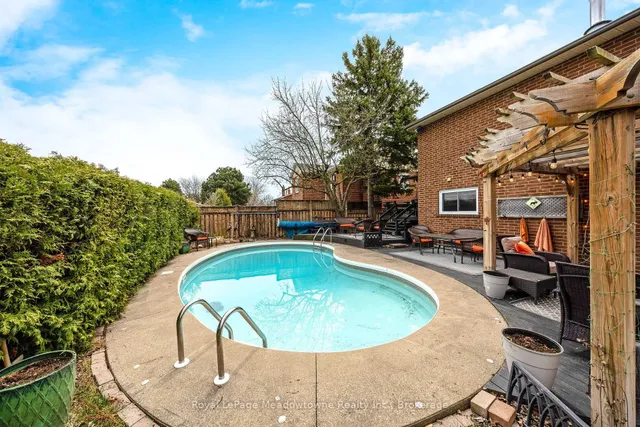 Additional image 39 of 738 Robertson Cres