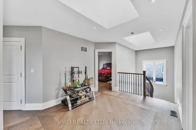 Additional image 19 of 55 Yorkdale Cres