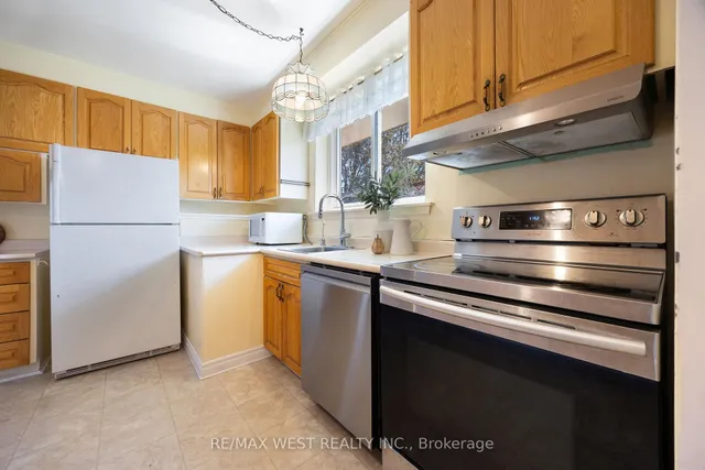 Additional image 11 of 588 Hyacinthe Blvd