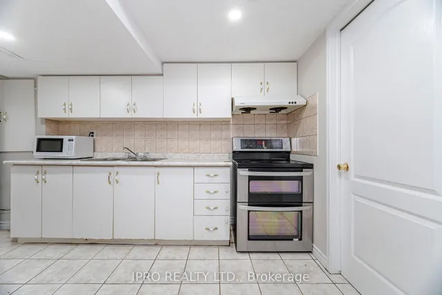 Additional image 39 of 803 Khan Cres