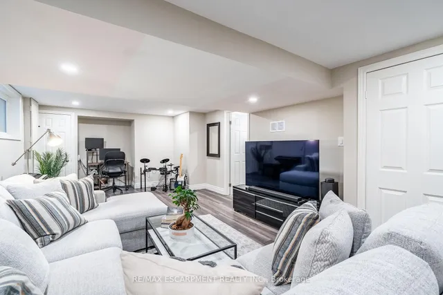 Additional image 38 of 2399 MALCOLM Cres