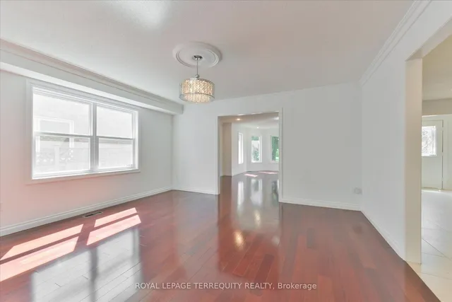 Additional image 8 of 2216 Dunvegan Ave