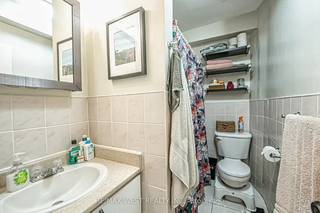 Additional image 41 of 712 Gladstone Ave