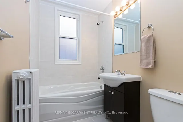 Additional image 21 of 362 John St Unit 4